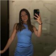 Studentessa di scienze della formazione primaria (UNIBO) impartisce lezioni di inglese a bambini e ragazzi di ogni età